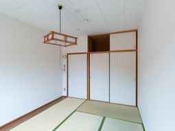 明るい和室の居室