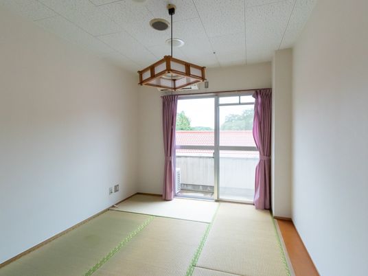 和室の明るい居室