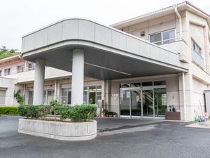 広々とした柱のエントランス
