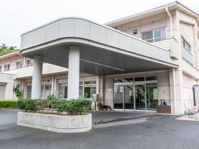広々とした柱のエントランス