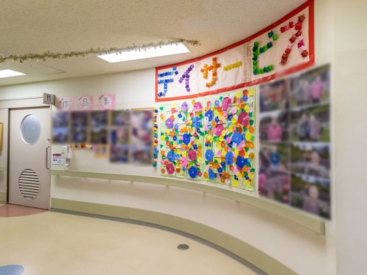廊下の壁飾りと掲示物