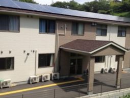 明るい施設の外観