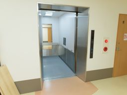 清潔なエレベーターの入り口