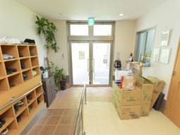 エントランスの明るい空間