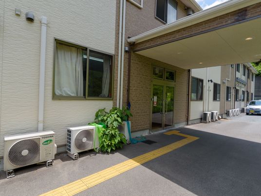 手入れされた施設の外観