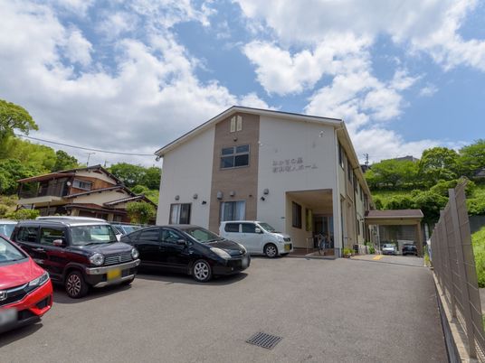 広々とした駐車場のある施設