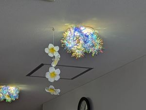 天井の装飾がある廊下  