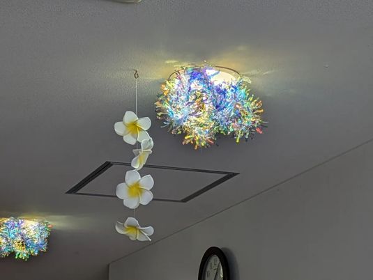 天井の装飾がある廊下  