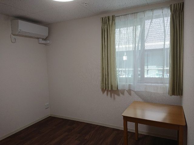 シンプルな居室 居室 シンプルなデザインで落ち着いた雰囲気の部屋です。自然光が入り、快適に過ごせます。