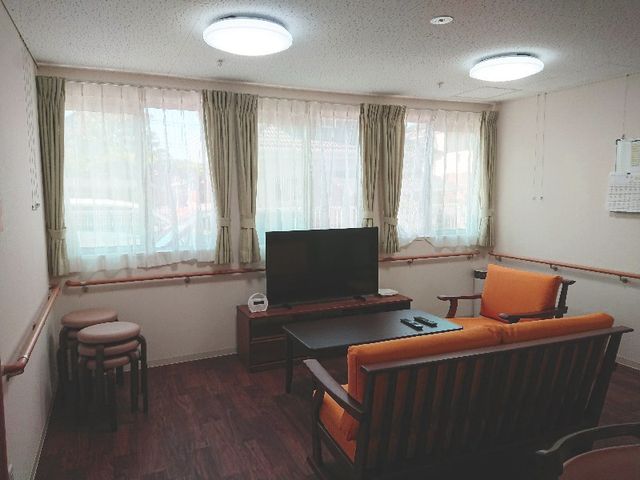落ち着いた談話室 ラウンジ 穏やかな木の床と落ち着いた色合いの家具が配置され、リラックスしたひとときをお過ごしいただけます。