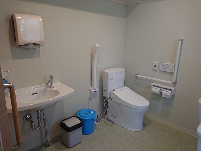 清潔なトイレ トイレ 手すりも設置された、安心して利用できるトイレです。清潔な環境が保たれています。