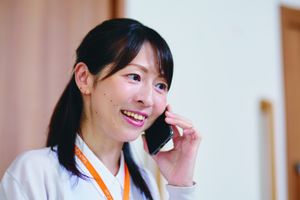 笑顔で電話をするスタッフ