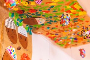 カラフルな手作り装飾の多目的室