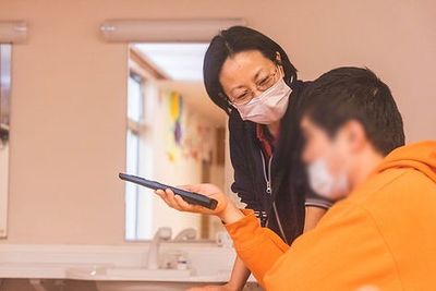 親身なスタッフと利用者の会話