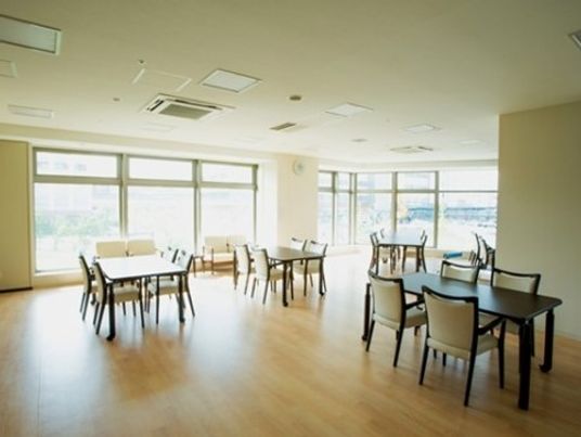 明るい食堂の様子