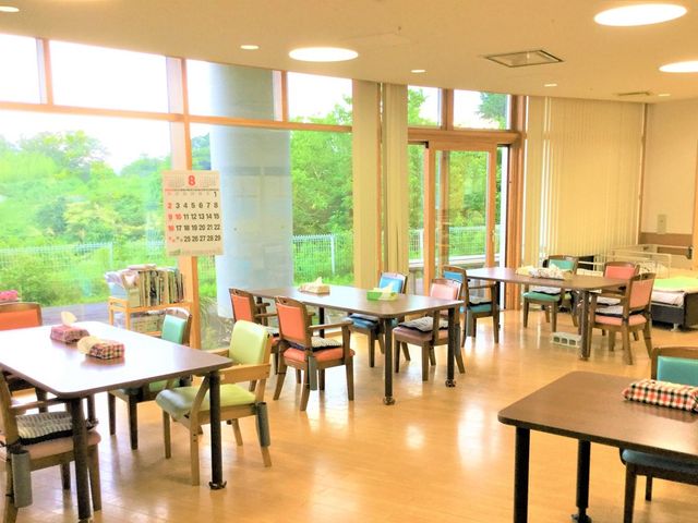明るい食堂 食堂   大きな窓から自然光が入り、ゆったりしたテーブル配置の食堂です。窓際から外の緑を眺めながら過ごせます。