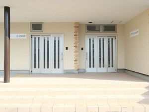 広々とした明るいエントランス