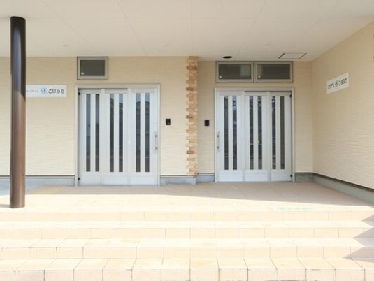広々とした明るいエントランス