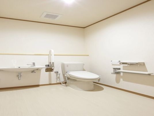 バリアフリー設計のトイレ