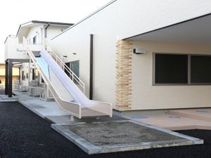 スロープ付き建物外観