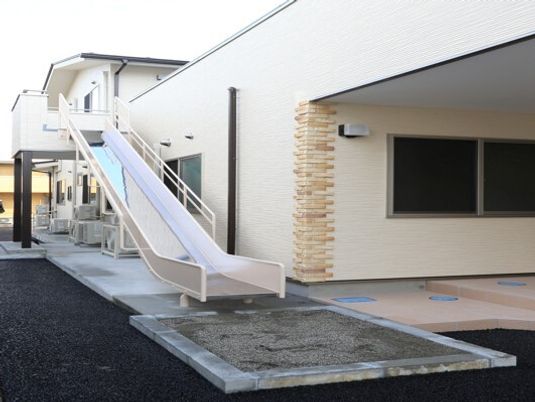 スロープ付き建物外観