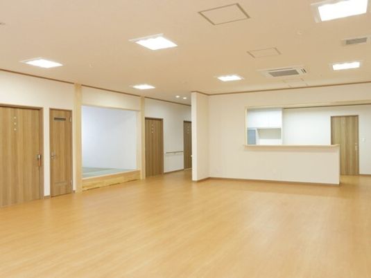 広々とした明るい居室