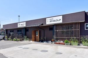 看板が見える建物