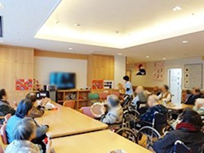 明るいスタッフが話すラウンジ