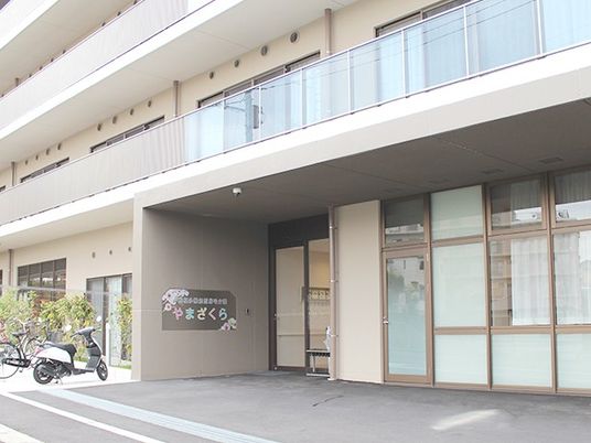 建物の入口外観  