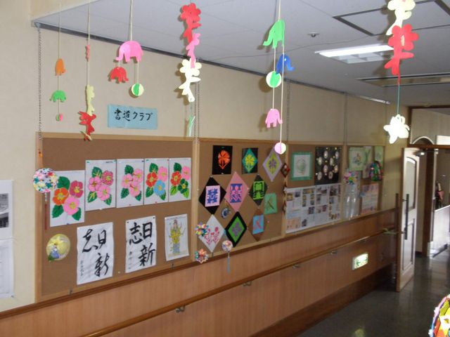 掲示物が並ぶ廊下 廊下 壁面には利用者の作品がたくさん展示されています。温かみのある空間で交流が広がります。