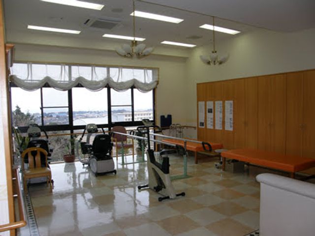 多機能トレーニングルーム 機能訓練室 広々とした空間で、リハビリに最適です。大きな窓から自然光が差し込み、快適に過ごせます。