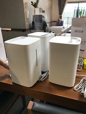 白い加湿器が並ぶ机