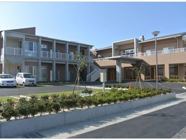 外観と庭 外観 自然に囲まれた建物で、開放感のある地域での仕事環境が魅力です。