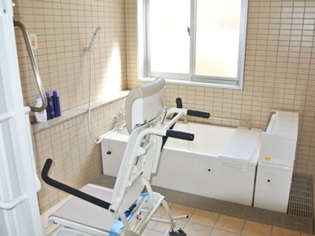浴室の入浴用リフト 浴室   入浴用リフトが備わった浴室です。窓から光が入り、落ち着いて入浴介助を行いやすそうです。