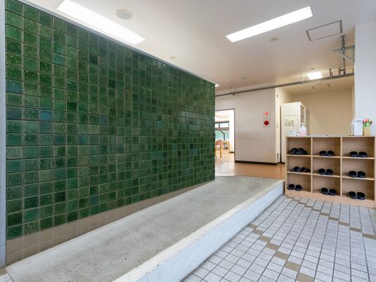 エントランスの明るい通路