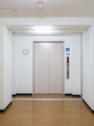ゆったりとした廊下のエレベーター