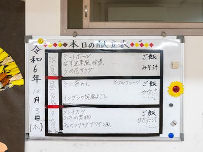 掲示物があるエントランス