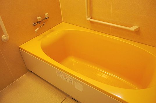 落ち着いた色調の浴室