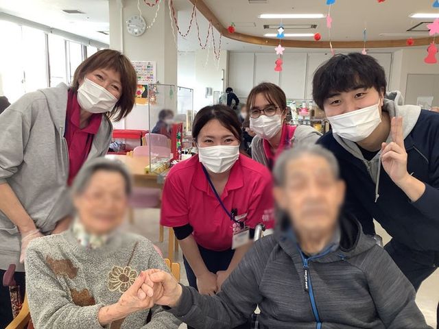 和やかな様子の部屋 居室 陽射しが差し込む明るい部屋で、スタッフが笑顔を見せています。温かな雰囲気で安心して働けます。