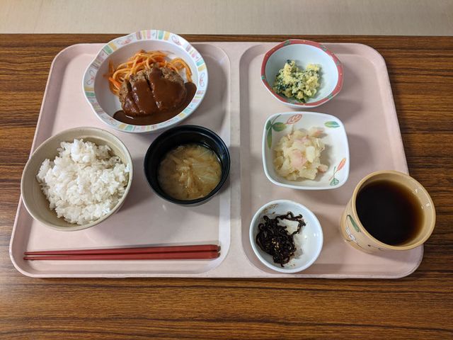 バラエティ豊かな食事 食堂 栄養バランスを考えた豊富なメニューが提供されています。入居者の健康をサポートする食事です。