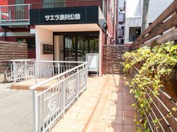 施設の明るいエントランス