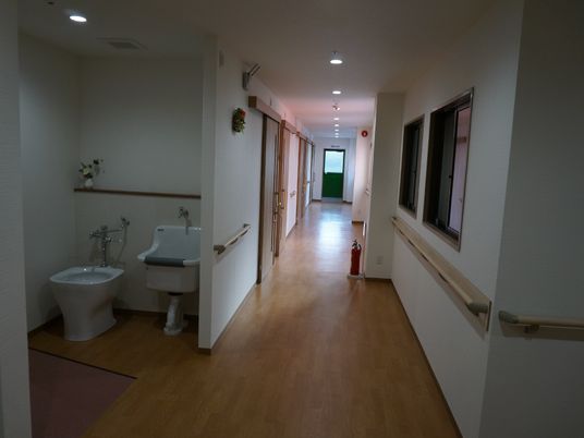 廊下の清潔感ある景観