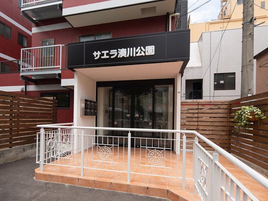 赤茶の外壁のエントランス