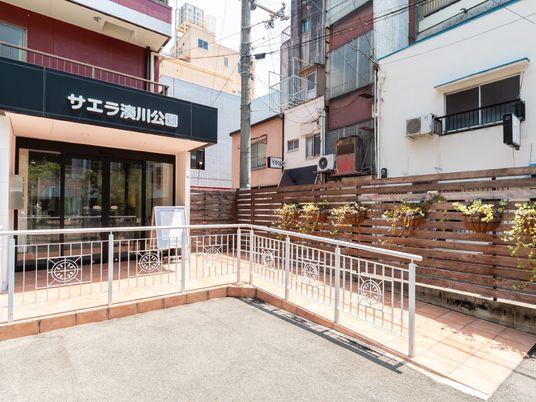 エントランスの清潔感ある外観