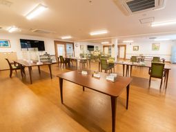 施設の広々ダイニング