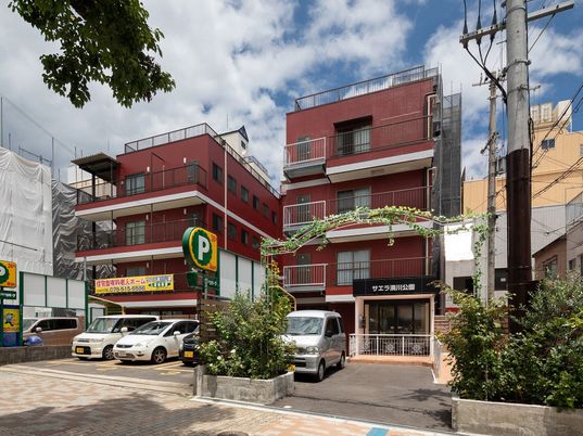 赤茶色の建物外観