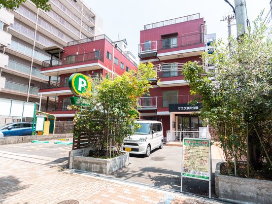 赤い外壁の建物外観