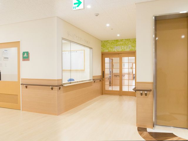 ゆとりのあるエントランス エントランス 広々とした入口には手すりが設置されており、どなたでも安心してご利用いただけます。