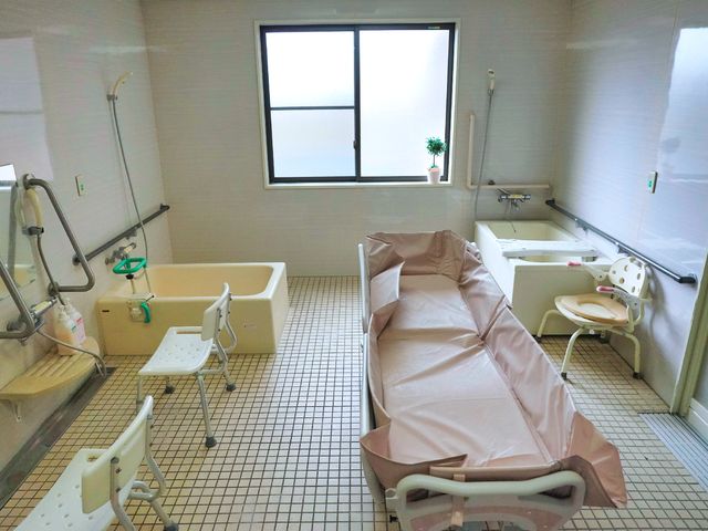 バリアフリー浴室設備 浴室 広々とした手すり付きの浴室です。安全かつ快適にご利用いただける環境が整っています。