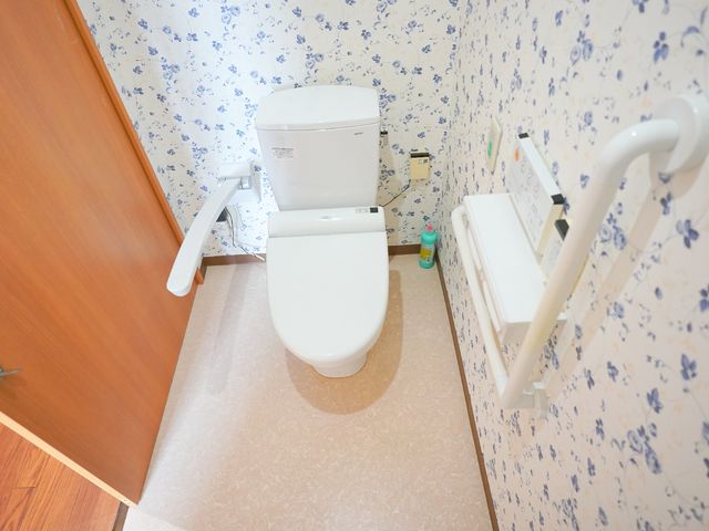 バリアフリートイレ トイレ 手すりが設置された清潔なトイレ空間。利便性と安全性を兼ね備え、快適な使い心地を提供しています。